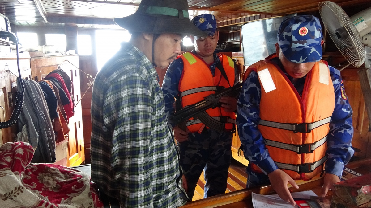 Cảnh sát biển bắt giữ tàu chở số lượng "khủng" dầu DO trái phép