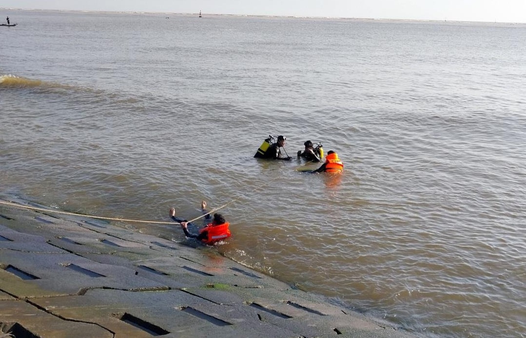 Xe máy lao xuống cửa biển, 2 người chết, một người bị thương