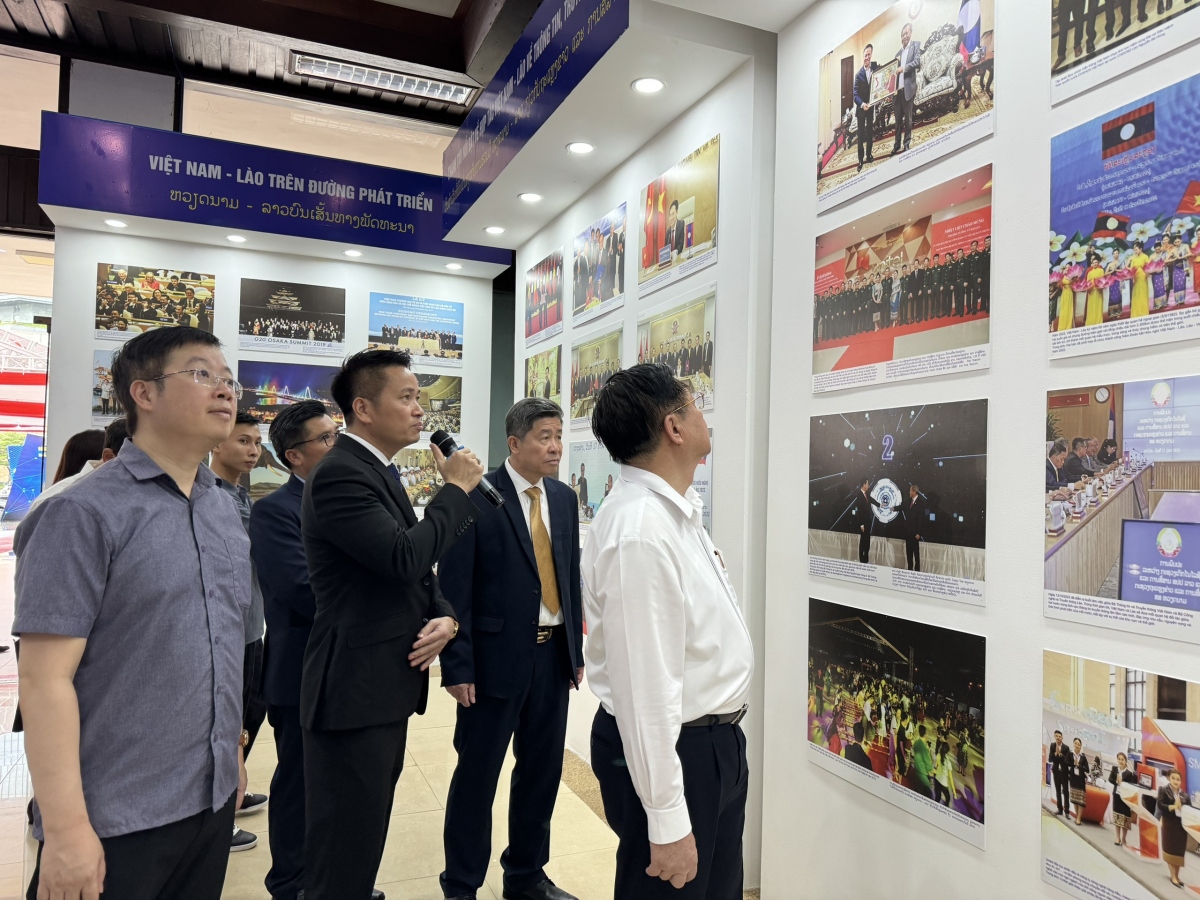 Ông Nguyễn Trọng Nghĩa thăm Hội chợ - Triển lãm Việt Nam – Lào