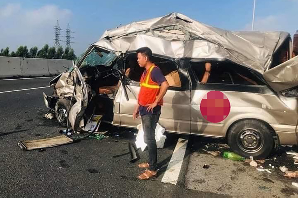 Ô tô bẹp dúm sau cú tông vào hộ lan cao tốc Hà Nội - Hải Phòng