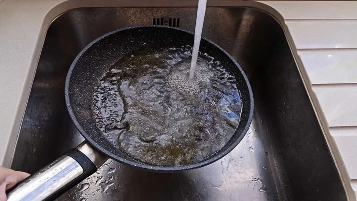 Vì sao không nên rửa chảo dầu mỡ bằng nước nóng?