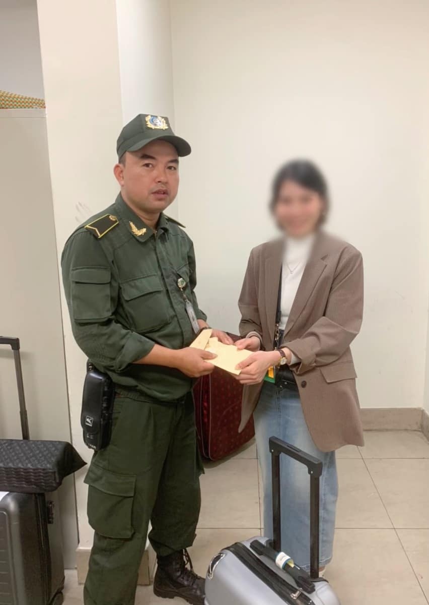 Nữ hành khách vui mừng nhận lại vali quên ở sân bay Nội Bài với 48 triệu đồng