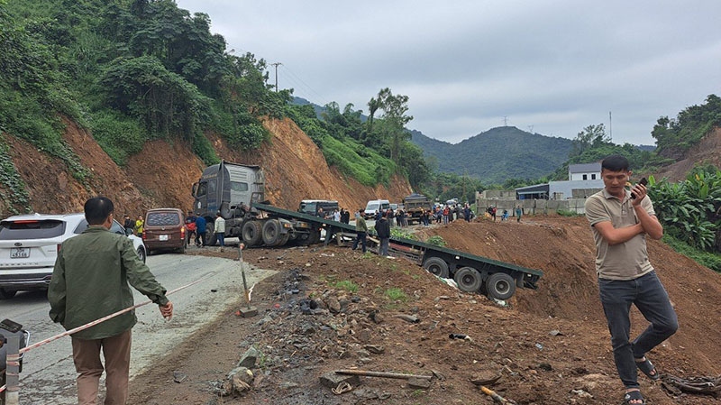 Làm rõ nguyên nhân vụ tại nạn liên hoàn gây ùn tắc 4 km ở Dốc Cun, Hoà Bình