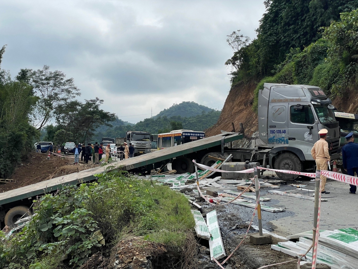Tai nạn liên hoàn, giao thông ùn tắc 4 km ở Dốc Cun, Hoà Bình