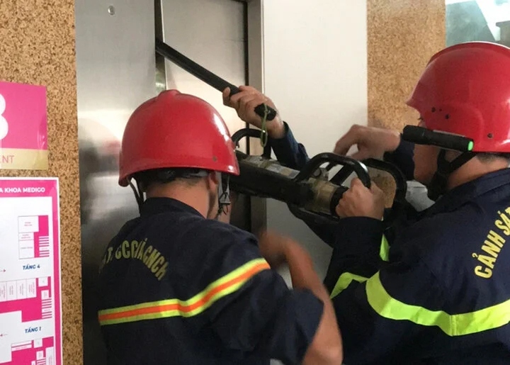 Cảnh sát phá cửa thang máy, cứu 9 người bị mắc kẹt