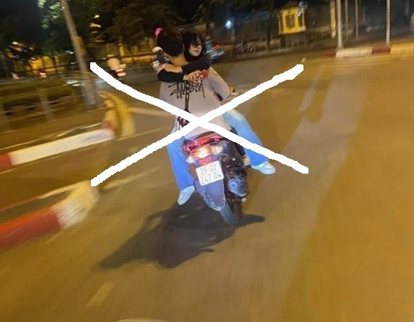 Thiếu niên ở Hà Nội dùng xe máy chở bạn gái theo tư thế "mặt đối mặt"