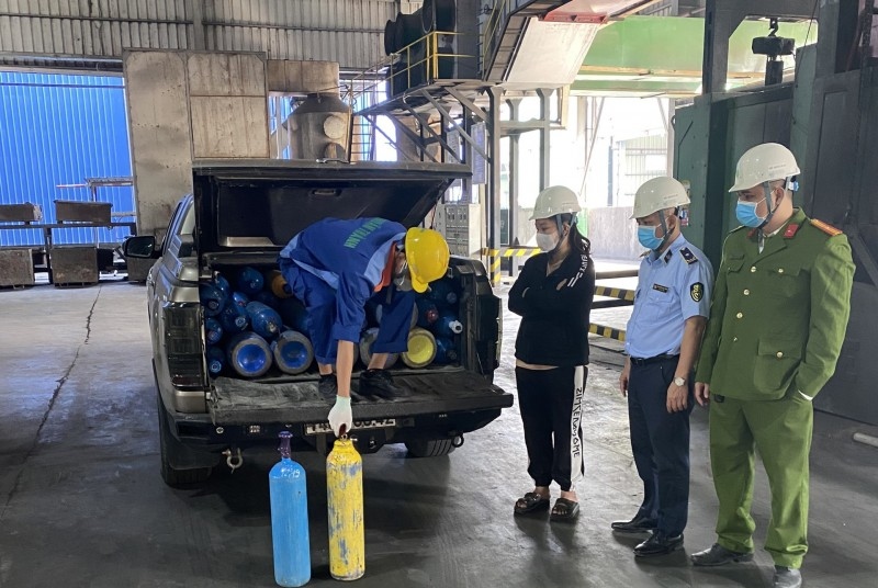 Tiêu hủy 405kg khí cười không hóa đơn, chứng từ ở Bắc Ninh