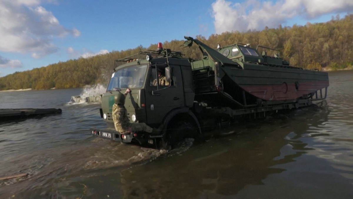 Quân đội Ukraine tập trận vượt sông gần biên giới Nga và Belarus
