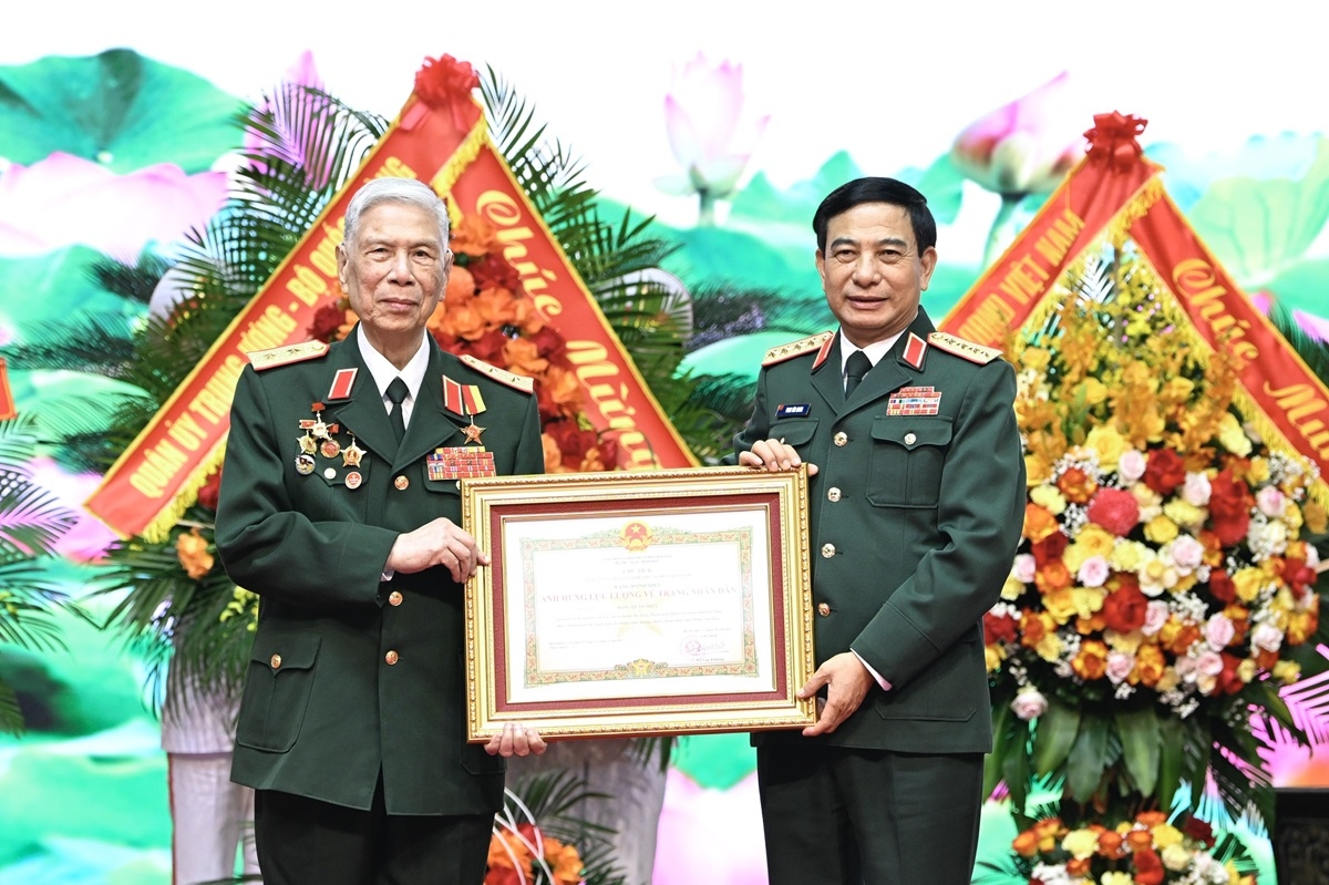 Trao tặng danh hiệu Anh hùng LLVTND đối với Trung tướng Đặng Quân Thụy