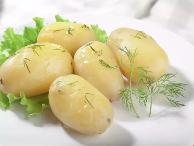 Vì sao không nên bảo quản khoai tây luộc trong tủ lạnh?