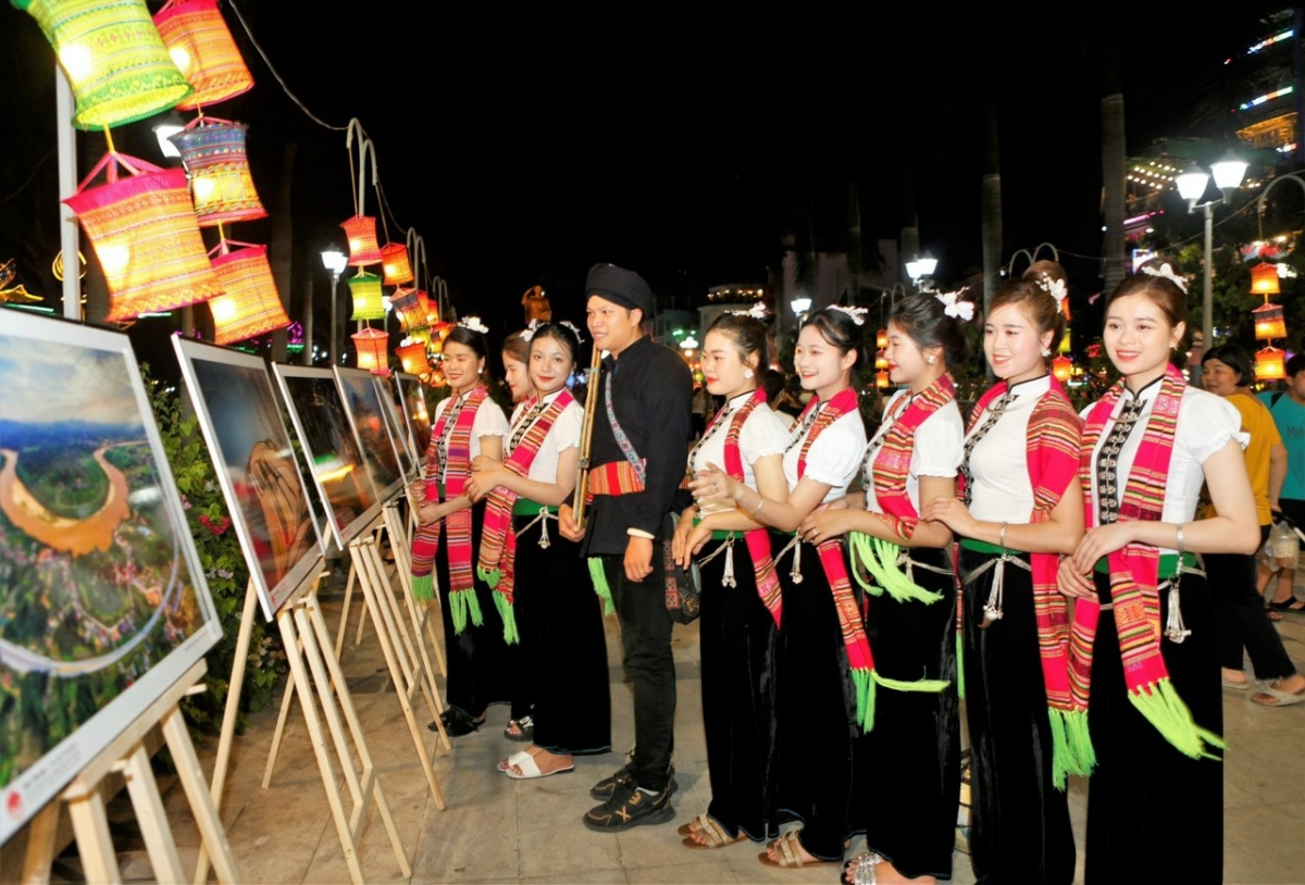 Thầy giáo trẻ truyền lửa bảo tồn giá trị văn hoá dân tộc Thái
