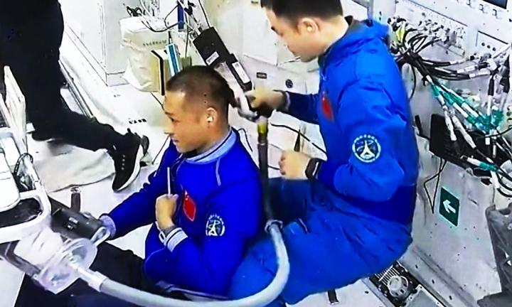 Video phi hành gia Trung Quốc cắt tóc, gội đầu trên Trạm vũ trụ Thiên Cung