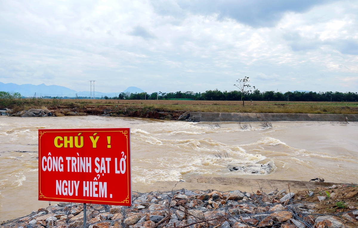Quảng Nam ghi nhận gần 100 vị trí ven sông có nguy cơ sạt lở cao