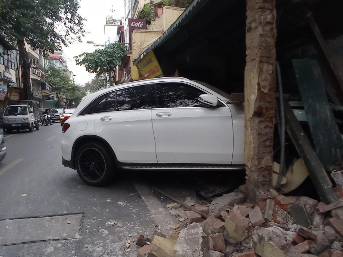 Xe Mercedes đâm vào nhà dân trên phố Hàng Bạc (Hà Nội) lúc rạng sáng