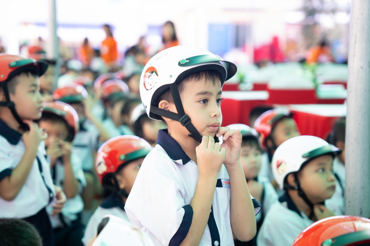 Honda Việt Nam trao tặng mũ bảo hiểm cho học sinh cấp 1 phía Nam