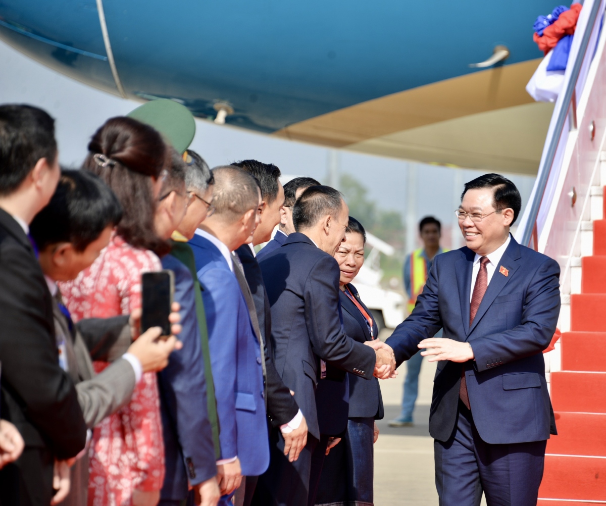 Chủ tịch Quốc hội đến Vientiane, bắt đầu dự Hội nghị Cấp cao CLV và thăm Lào