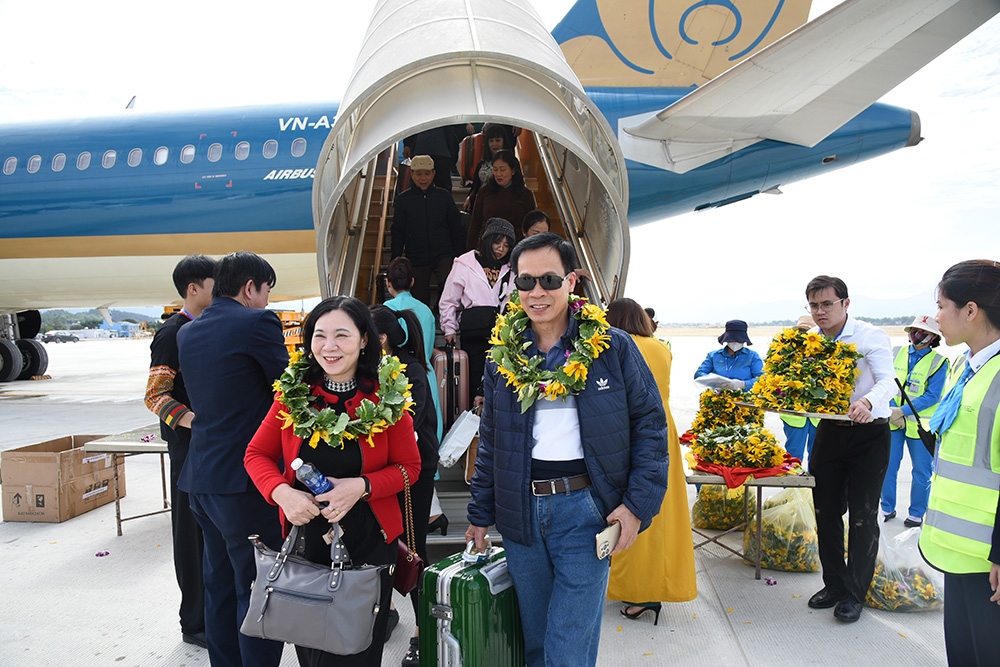 Những hành khách đầu tiên “xông đất” sân bay Điện Biên mới