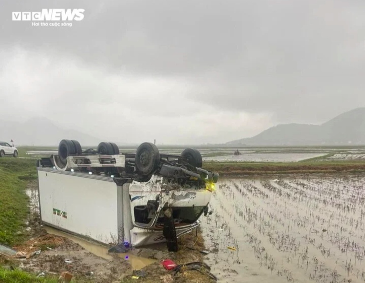 Ô tô 7 chỗ va chạm xe tải tại Hà Tĩnh: 1 người chết, nhiều người bị thương