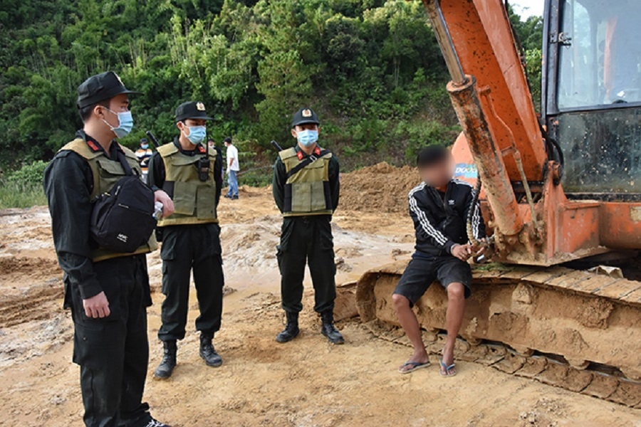 Công an đột kích điểm khai thác khoáng sản trái phép quy mô lớn ở Bình Thuận