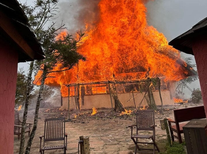 Video: Lửa cháy ngùn ngụt, khói bốc cao tại căn bungalow ở Sa Pa
