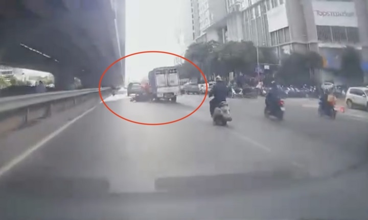 Truy tìm tài xế ô tô tải cố tình tông ngã xe máy trên phố Hà Nội rồi bỏ chạy