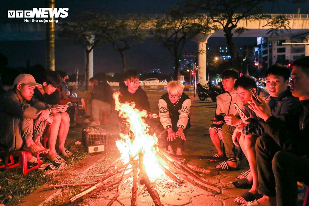 Người Hà Nội đốt lửa sưởi ấm trong đêm giá lạnh hơn 10 độ C