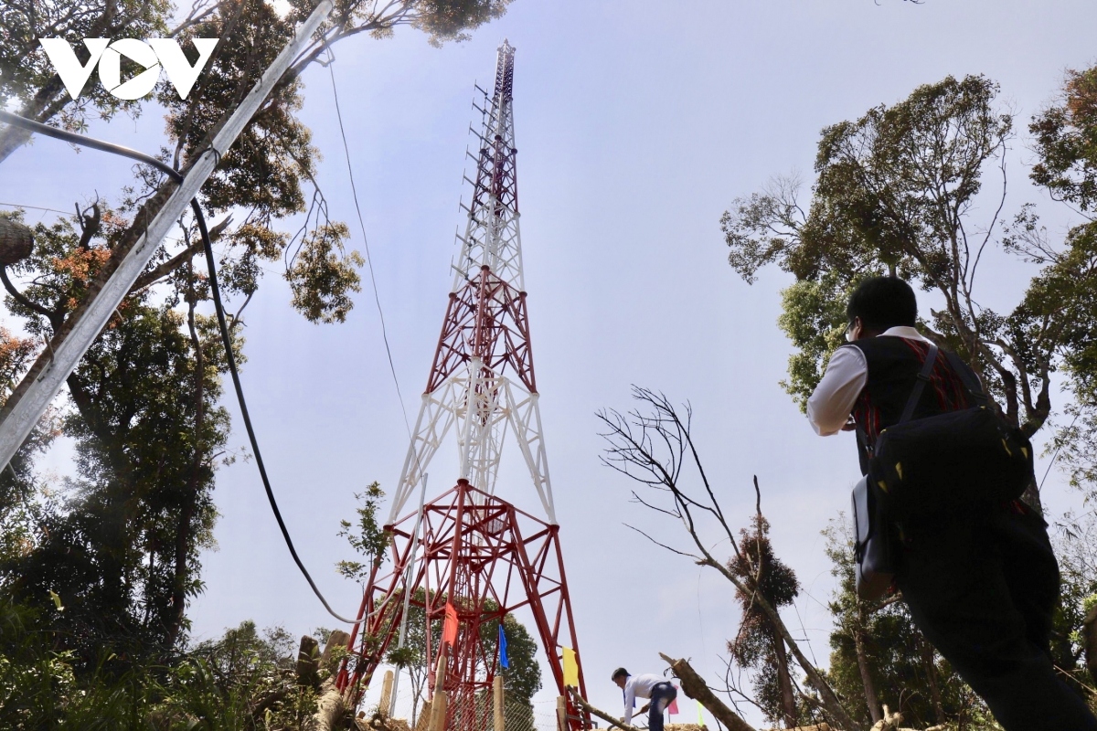 Niêm yết giá cho thuê vị trí trống trên cột anten của Đài Truyền dẫn tín hiệu