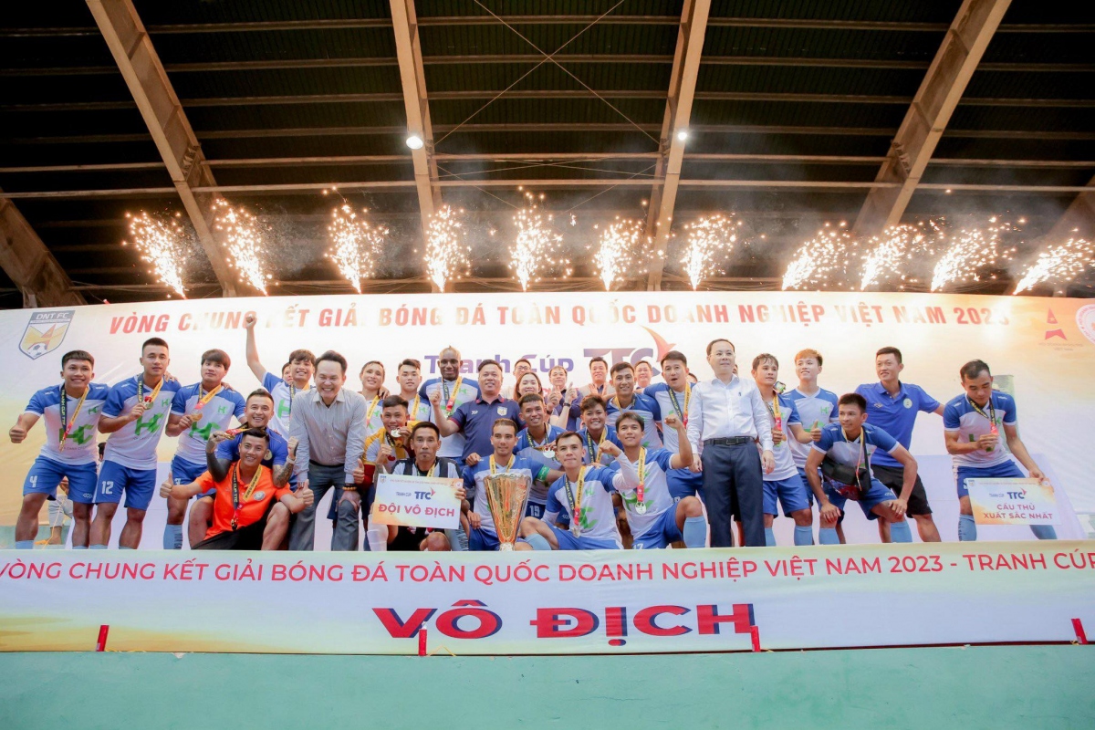 Hoá Cảnh FC vô địch Giải bóng đá toàn quốc Doanh nghiệp Việt Nam 2023