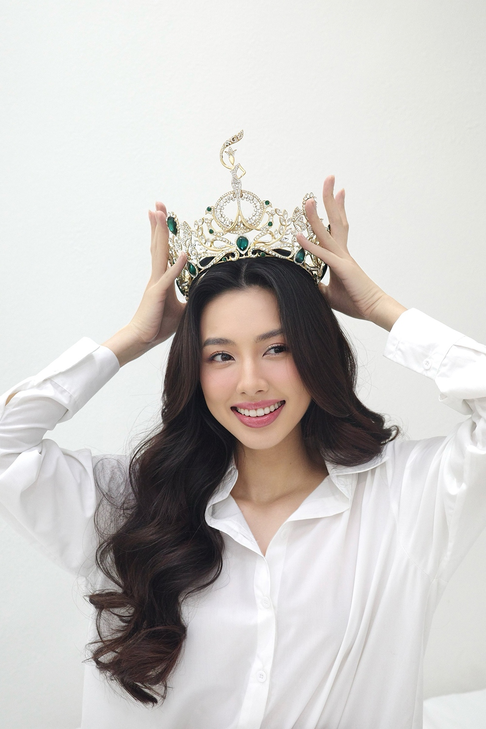 Hoa hậu Thuỳ Tiên đẹp dịu dàng trong bộ ảnh kỷ niệm 2 năm đăng quang
