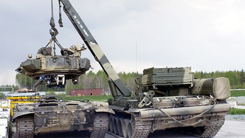 Cách thợ máy Nga sửa chữa xe tăng “thần tốc” ngay tại tiền tuyến Ukraine