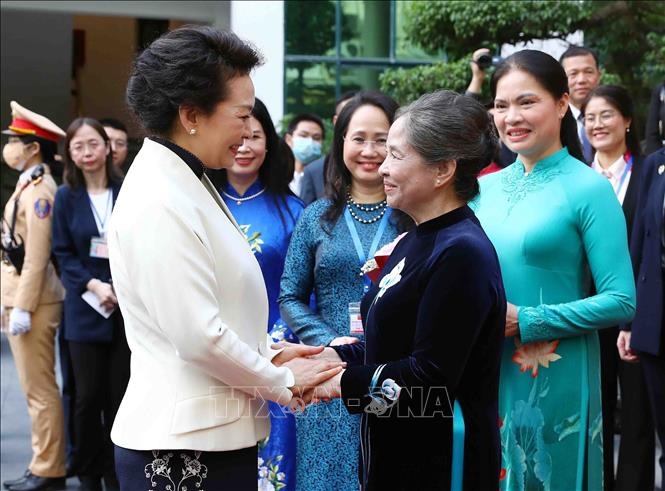 Hai Phu nhân Tổng Bí thư Việt Nam, Trung Quốc thăm Bảo tàng phụ nữ Việt Nam