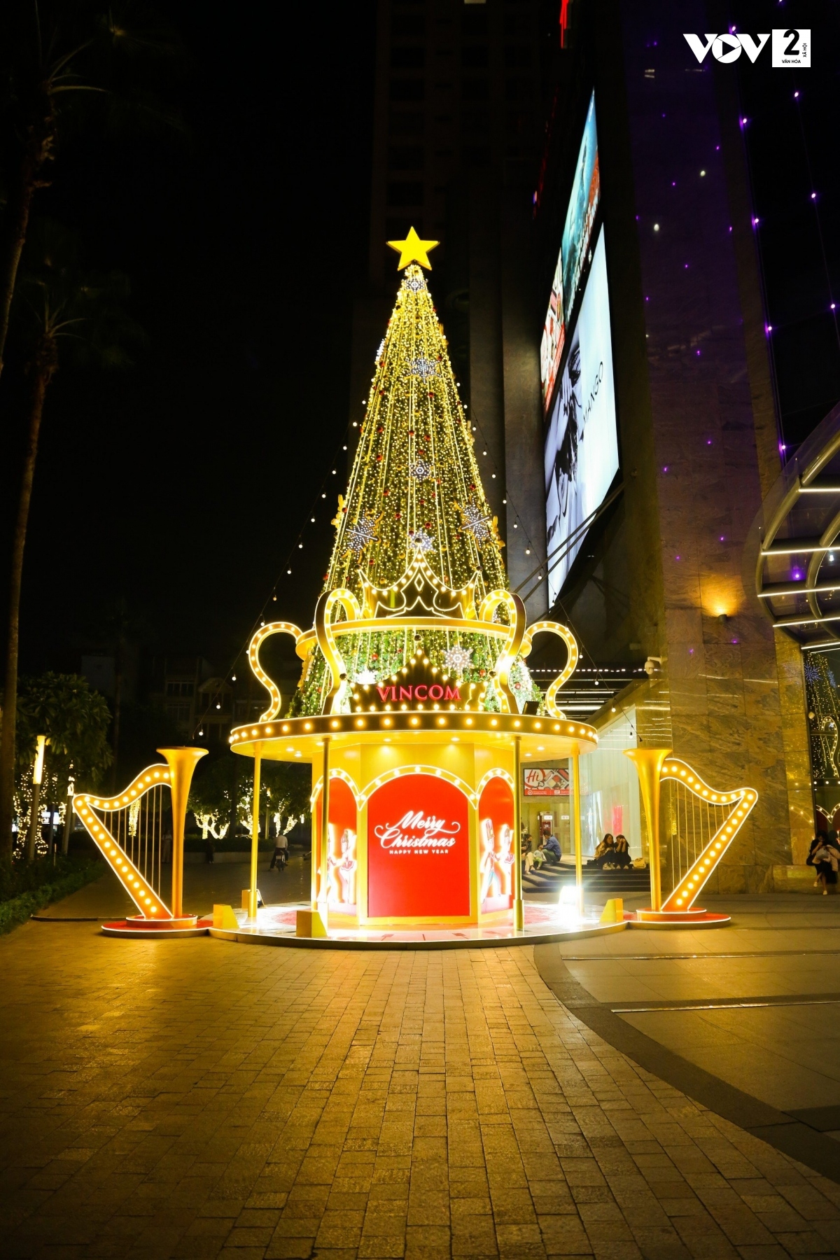 Các trung tâm thương mại Hà Nội trang hoàng rực rỡ đón Giáng sinh