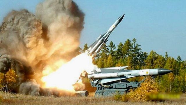 Nga đánh chặn 2 tên lửa S-200 của Ukraine trên Biển Azov