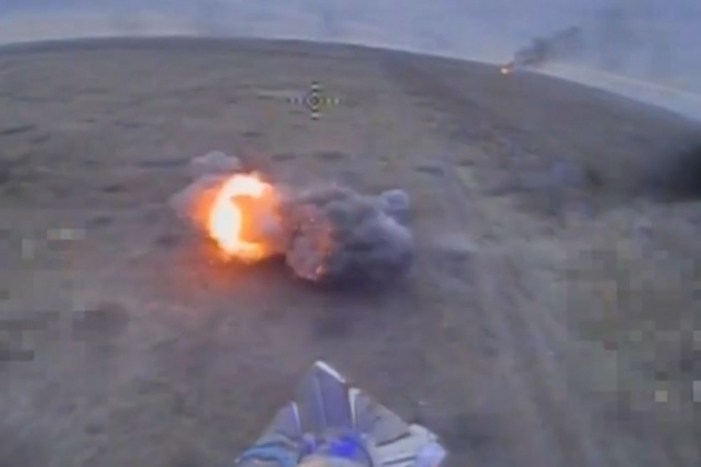 Khoảnh khắc thiết giáp Ukraine nổ tung khi va phải bẫy mìn
