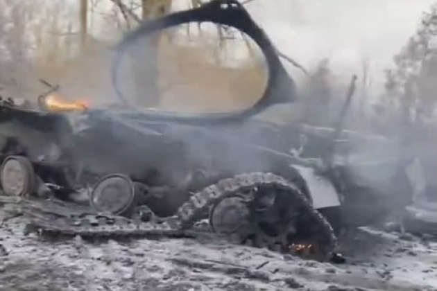 Cận cảnh UAV tự sát Nga bắn nổ và hất văng tháp pháo xe tăng T-64BV của Ukraine