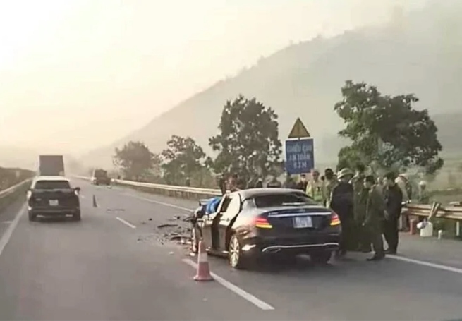 Xe Mercedes tông trúng ô tô trên cao tốc Nội Bài - Lào Cai, tài xế tử vong