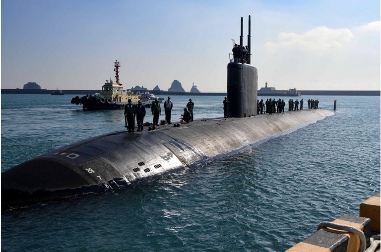 Tàu ngầm hạt nhân Mỹ tới Hàn Quốc, Triều Tiên phóng tên lửa