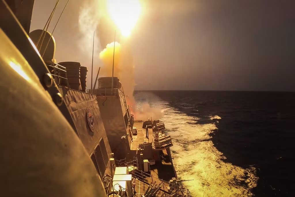 Tàu chiến Mỹ đối phó với các cuộc tấn công của Houthi ở Biển Đỏ như thế nào?