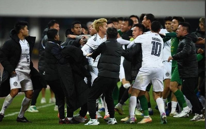 AFC ra án phạt vụ 2 đội bóng Trung Quốc và Thái Lan ẩu đả tại Cúp C1 châu Á