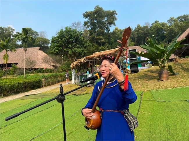 Nghệ nhân nhân dân Hoàng Thị Bích Hồng - người "truyền lửa" hát Then, đàn Tính