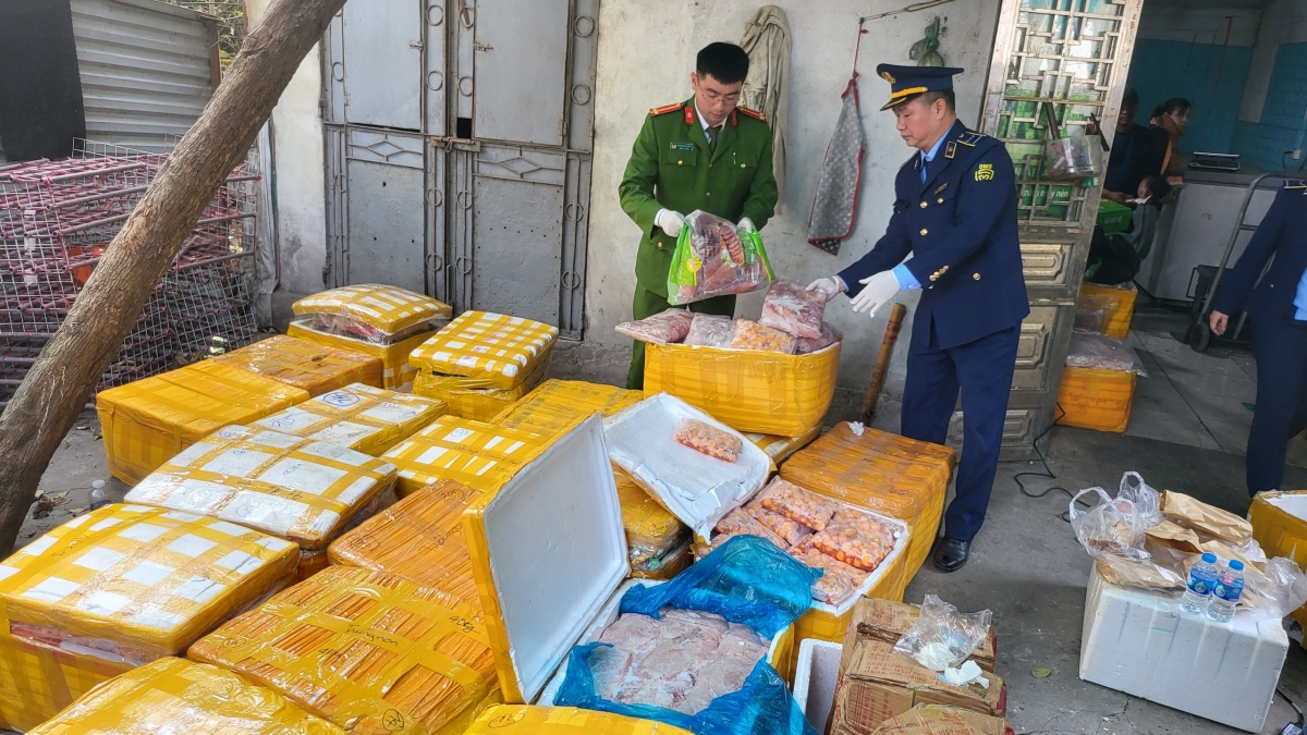 Phát hiện hơn 1 tấn lòng lợn, tràng trứng, chân gà bẩn ở Bắc Từ Liêm, Hà Nội