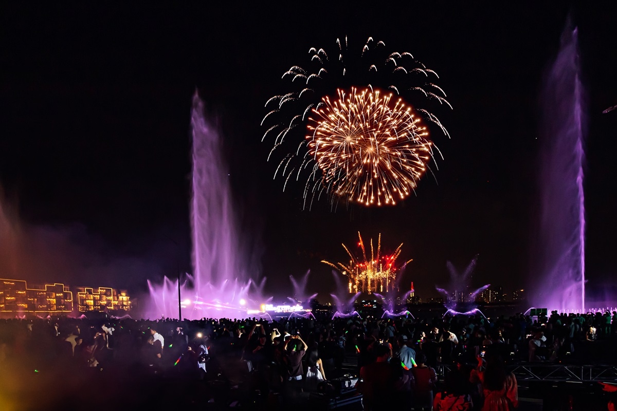 Hơn 50.000 người dân thành phố “đổi gió” đón năm mới tại trung tâm mới