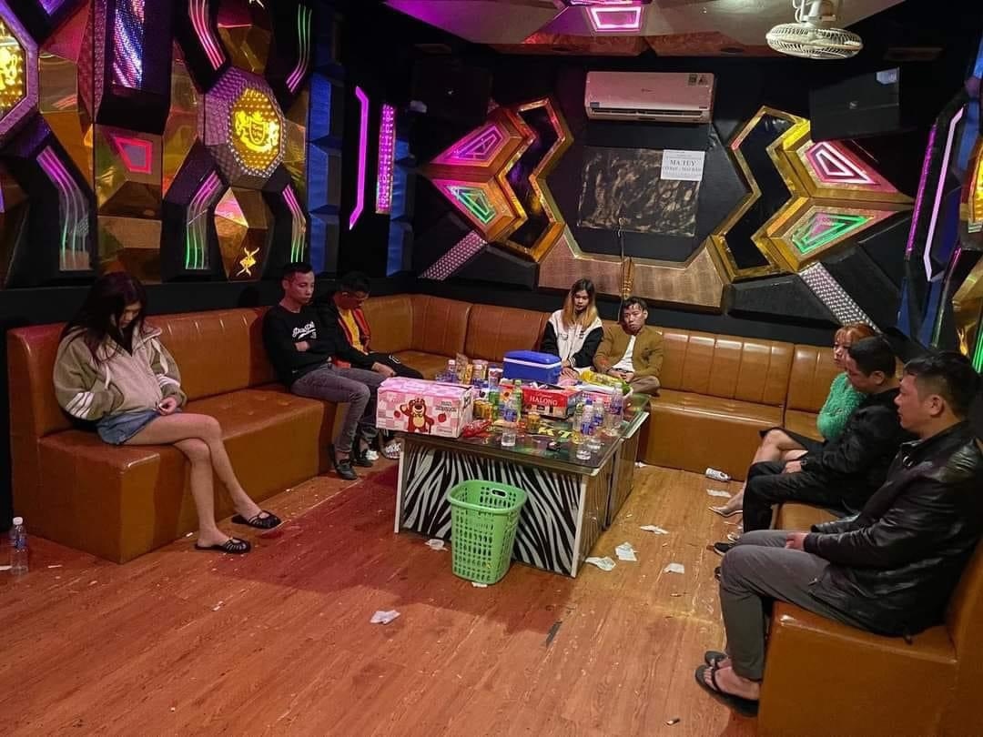 Hải Dương: 9 nam nữ bay lắc trong quán karaoke