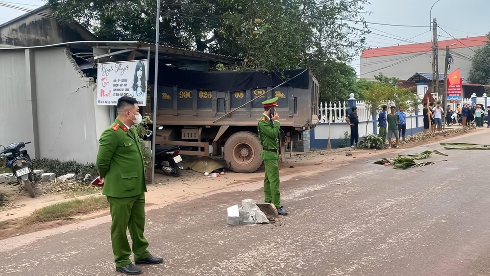 Xe tải mất lái đâm trực diện cửa hàng làm tóc, 1 người tử vong ở Bắc Giang