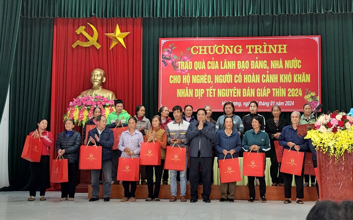 Thủ tướng thăm, tặng quà cho người nghèo tại tỉnh Hải Dương