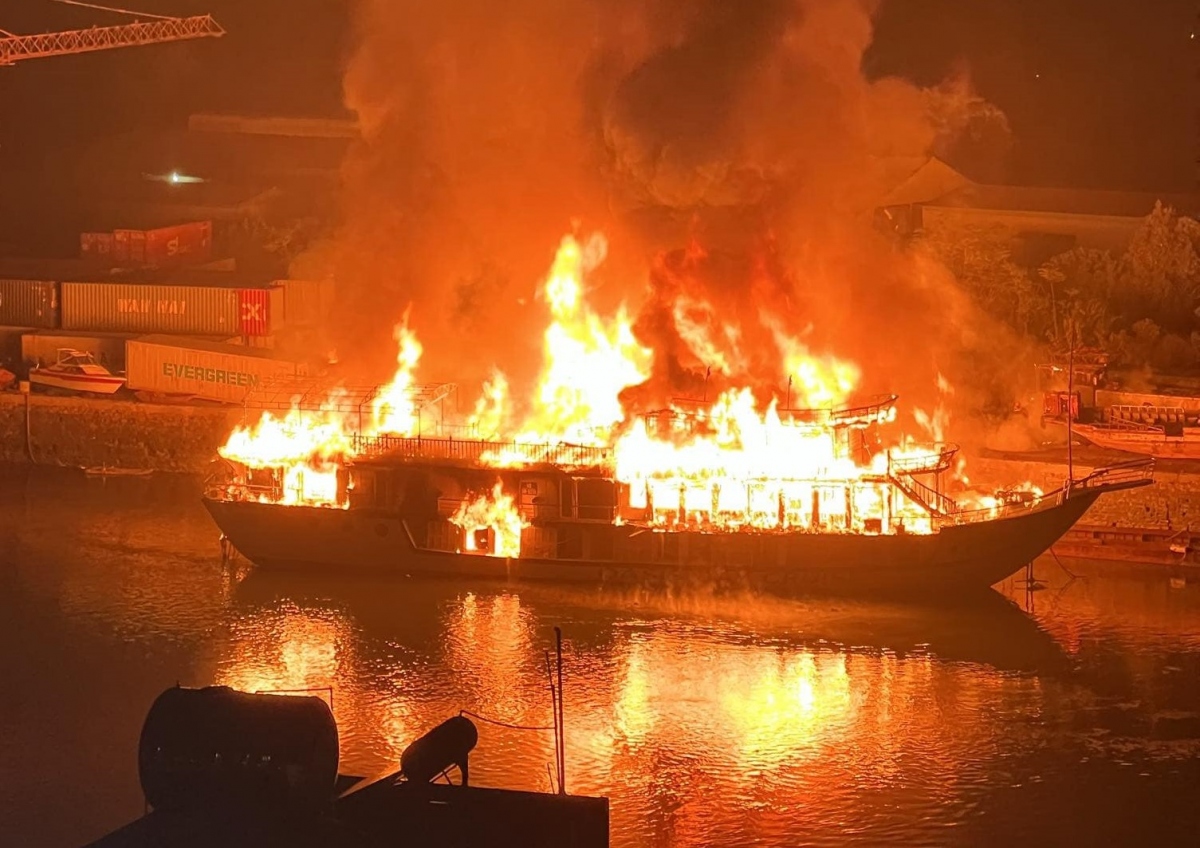 Cháy 3 tàu vỏ gỗ trên sông Ka Long ở Móng Cái