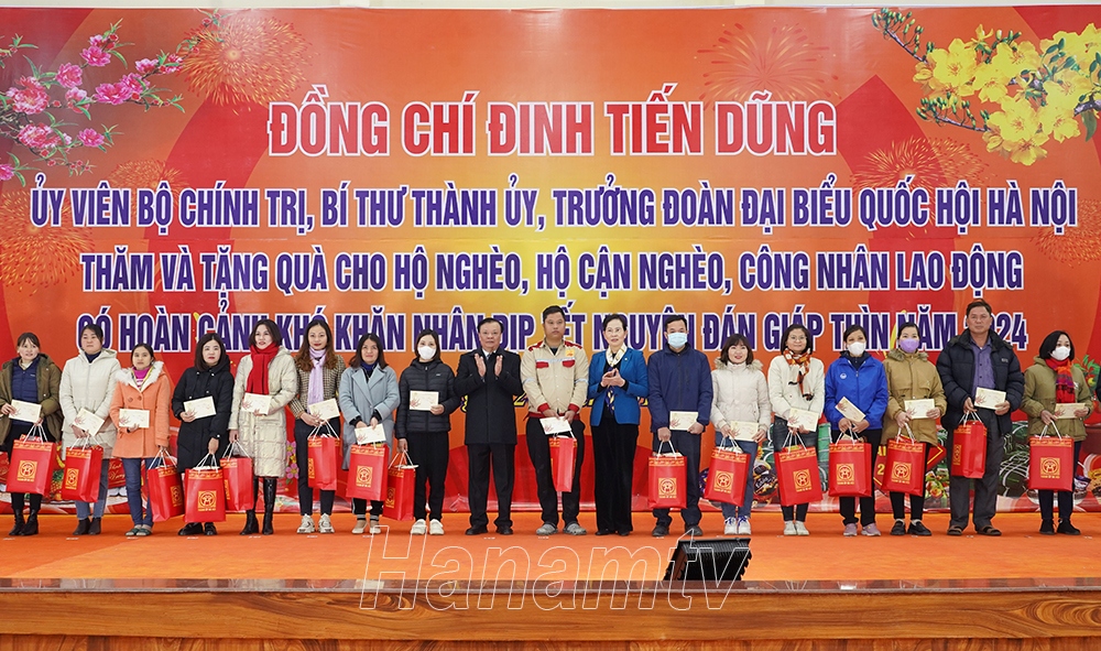 Bí thư Thành ủy Hà Nội thăm, tặng quà hộ nghèo, công nhân tại 2 tỉnh