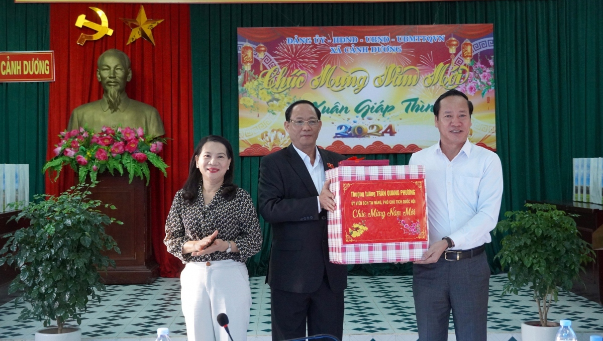 Phó CTQH Trần Quang Phương chúc tết, tặng quà người nghèo tỉnh Quảng Bình