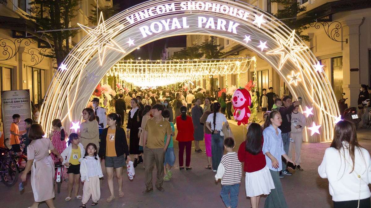 Tọa độ vui chơi, giải trí mua sắm Vincom Shophouse Royal Park rực rỡ đón năm mới