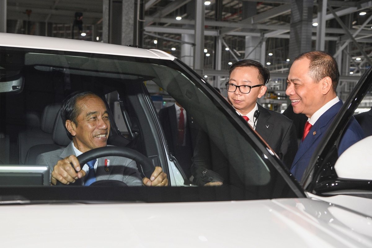 Ông Phạm Nhật Vượng đưa Tổng thống Indonesia thăm Nhà máy VinFast